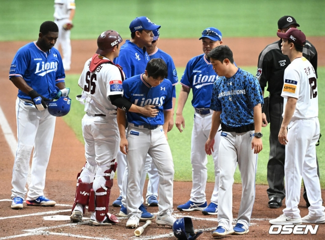 삼성 김지찬(가운데)이 키움 포수 이지영의 위로 속에 1루로 걸어나갈 준비를 하고 있다.