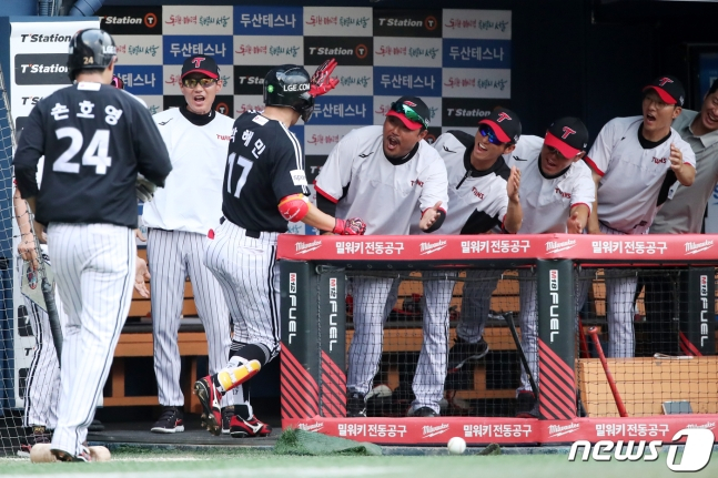 30일 잠실야구장에서 열린 LG 트윈스와 두산 베어스의 경기에서 3회초 2사 만루 상황에서 박해민(왼쪽에서 세 번째)이 안타 이후 상대 실책을 틈타 득점한 뒤 더그아웃에서 코칭스태프와 기쁨을 나누고 있다. /사진=뉴스1