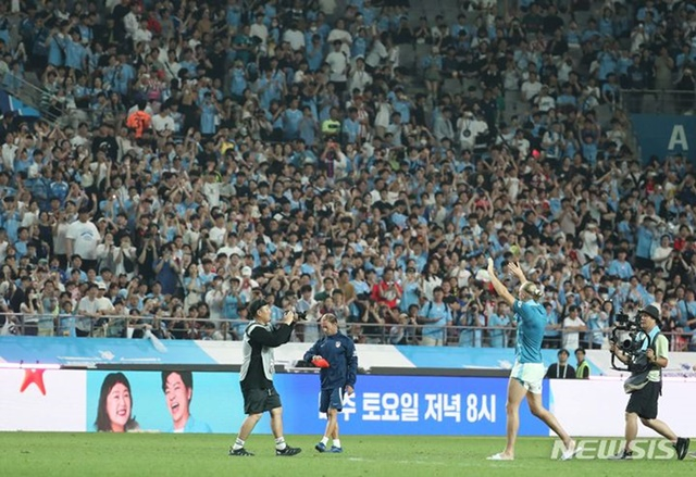 30일 서울월드컵경기장에서 열린 쿠팡 플레이 시리즈 2차전 아틀레티코 마드리드와 맨체스터 시티의 맞대결. 맨시티의 엘링 홀란드가 한국 팬들에게 손을 흔들고 있다. /사진=뉴시스 제공