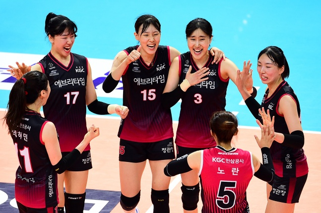 KGC인삼공사 선수단이 31일 구미 박정희체육관에서 열린 2023 구미-도드람컵 한국도로공사와 조별리그 A조 2차전 경기에서 득점 후 기뻐하고 있다./사진=한국배구연맹