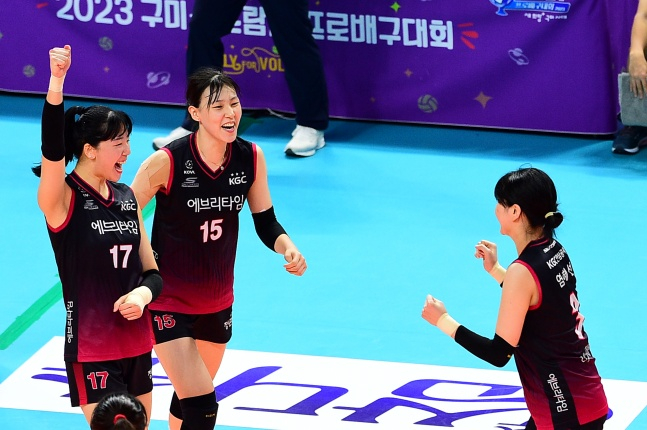 KGC인삼공사 정호영(왼쪽에서 첫 번째)와 이선우(왼쪽에서 두 번째)이 31일 구미 박정희체육관에서 열린 2023 구미-도드람컵 한국도로공사와 조별리그 A조 2차전 경기에서 득점 후 염혜선과 함께 기뻐하고 있다./사진=한국배구연맹