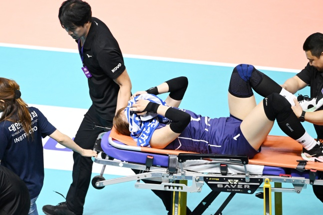 한국도로공사 최가은(가운데)이 지난 29일 구미 박정희체육관에서 열린 2023 구미-도드람컵 페퍼저축은행과 조별리그 A조 1차전 경기에서 부상 후 경기장을 나가고 있다./사진=한국배구연맹