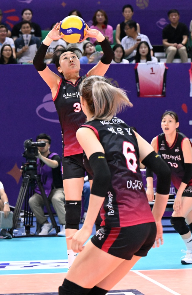 KGC인삼공사 염혜선(왼쪽)이 31일 구미 박정희체육관에서 열린 2023 구미-도드람컵 한국도로공사와 조별리그 A조 2차전 경기에서 토스하고 있다./사진=한국배구연맹
