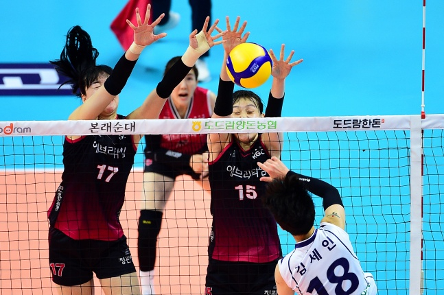 KGC인삼공사 정호영(왼쪽)과 이선우가 31일 2023 구미-도드람컵 한국도로공사전에서 김세인의 공격을 블로킹하고 있다. /사진=한국배구연맹