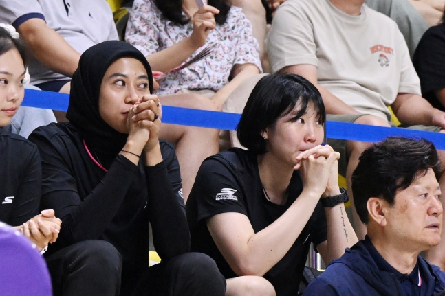 KGC인삼공사의 메가왓티(왼쪽)와 이소영이 31일 2023 구미-도드람컵 한국도로공사전에서 두 손을 모으고 경기를 지켜보고 있다. /사진=한국배구연맹