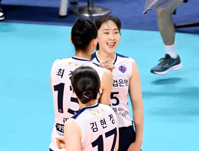 IBK 기업은행의 황민경(오른쪽)이 30일 구미 박정희체육관에서 열린 흥국생명과 2023 구미-도드람컵 B조 조별리그 1차전에서 득점 후 기뻐하고 있다./사진=한국배구연맹