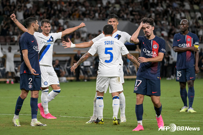 1일 일본에서 열린 파리 생제르맹과 인터밀란(흰색 유니폼)의 경기. /AFPBBNews=뉴스1