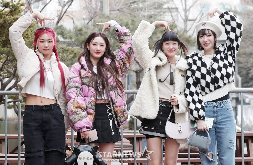 걸그룹 하이키가 3일 오전 서울 영등포구 여의도동 KBS 신관홀에서 진행된 '뮤직뱅크' 리허설에 참석하며 포즈를 취하고 있다. 2023.02.03 /사진=김창현 기자 chmt@