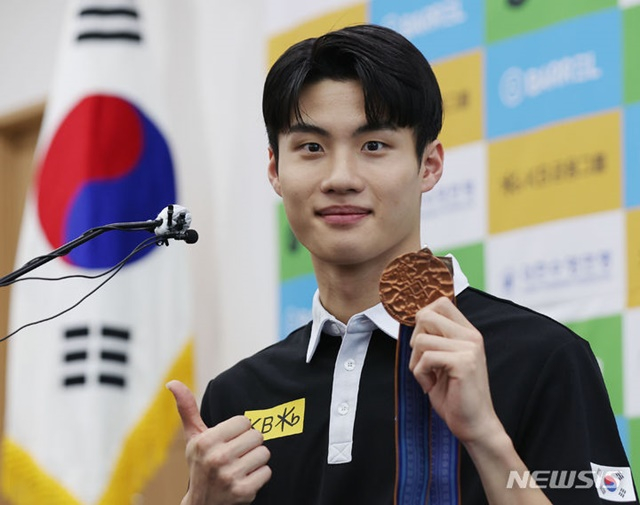 2일 서울올림픽파크텔에서 열린 수영 미디어데이. 황선우가 세계수영선수권에서 따낸 동메달을 들고 포즈를 취하고 있다. /사진=뉴시스 제공