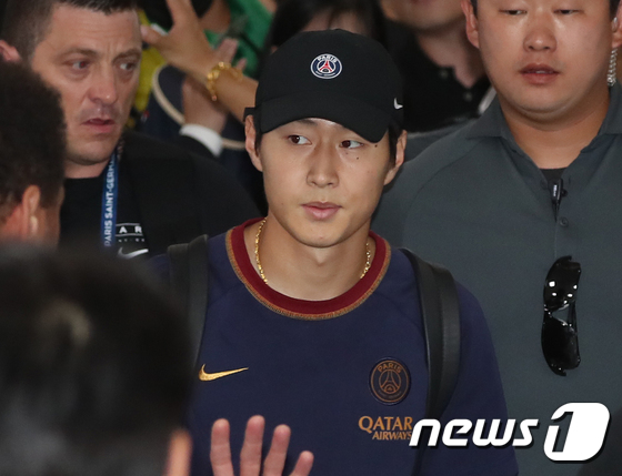 PSG 공격수 이강인이 2일 오후 김해국제공항을 통해 입국하고 있다. /사진=뉴스1