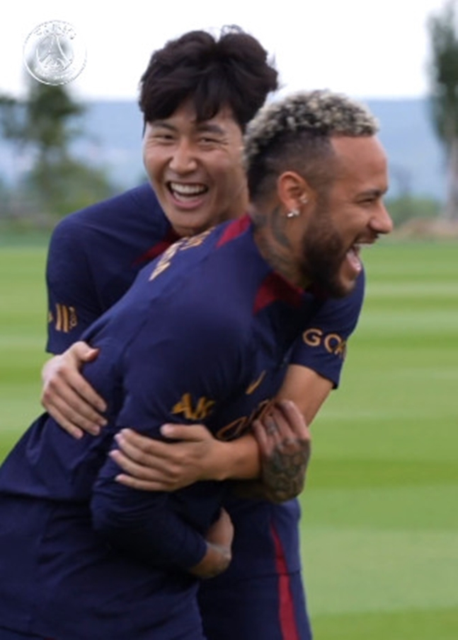 즐거워하는 이강인(왼쪽)과 네이마르. /사진=PSG SNS 영상 캡처