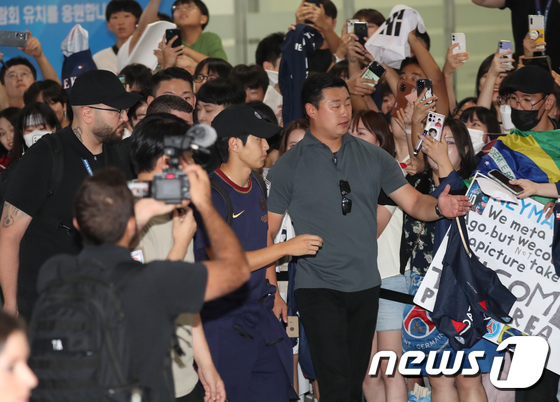 이강인(가운데)이 2일 오후 김해국제공항에 입국해 팬들에게 다가가고 있다. /사진=뉴스1