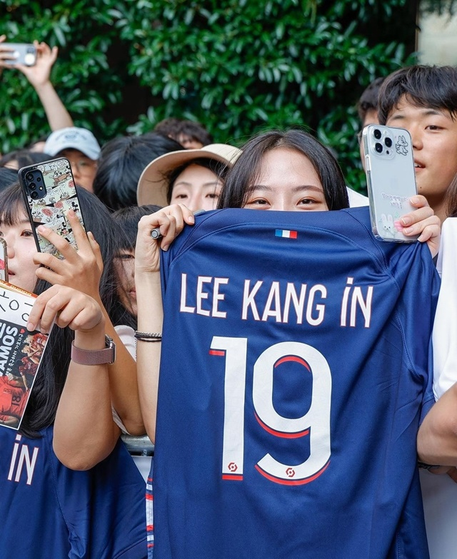 이강인을 응원하러 온 한국 축구팬들. /사진=PSG SNS