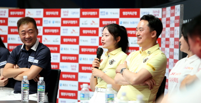 신생팀 에스와이 한지은(왼쪽에서 2번째)이 마이크를 잡고 우승 후보를 언급하고 있다. /사진=PBA 투어