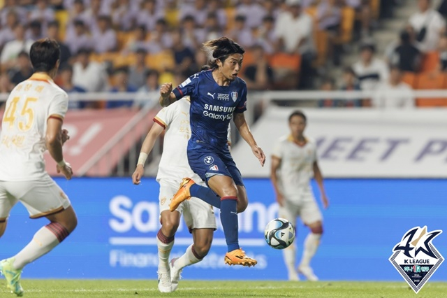 경기에 집중하는 카즈키(가운데). /사진=한국프로축구연맹 제공