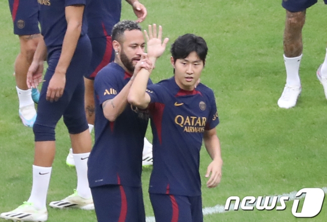 2일 오후 부산아시아드주경기장에서 열린 PSG 오픈 트레이닝에서 네이마르(왼쪽)가 이강인에게 장난을 치고 있다. /사진=뉴스1