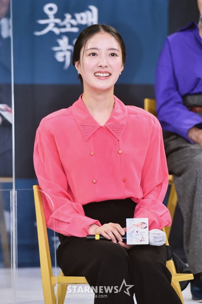 배우 이세영이 11일 오후 온라인 생중계로 진행된 MBC 새 드라마 '옷소매 붉은 끝동' 제작발표회에 참석해 질문에 답하고 있다. 자신이 선택한 삶을 지키고자 한 궁녀와 사랑보다 나라가 우선이었던 제왕의 애절한 궁중 로맨스 '옷소매 붉은 끝동'은 오는 12일 첫 방송된다. /사진제공=MBC 2021.11.11 /사진=이동훈 기자 photoguy@