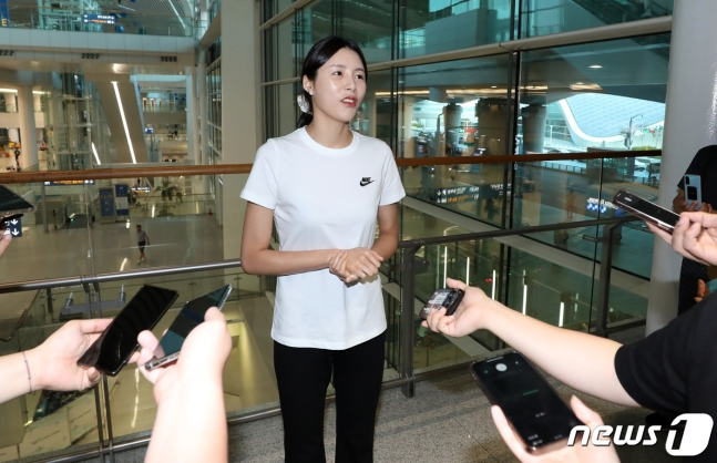 이다영이 새 소속팀 볼레로 르 카네 합류를 위해 5일 오전 인천국제공항 제2여객터미널을 통해 프랑스로 출국하기 전 취재진과 인터뷰를 하고 있다. /사진=뉴스1