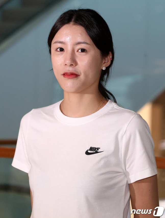 이다영이 새 소속팀 볼레로 르 카네 합류를 위해 5일 오전 인천국제공항 제2여객터미널을 통해 프랑스로 출국하기 전 취재진과 인터뷰를 하고 있다. /사진=뉴스1