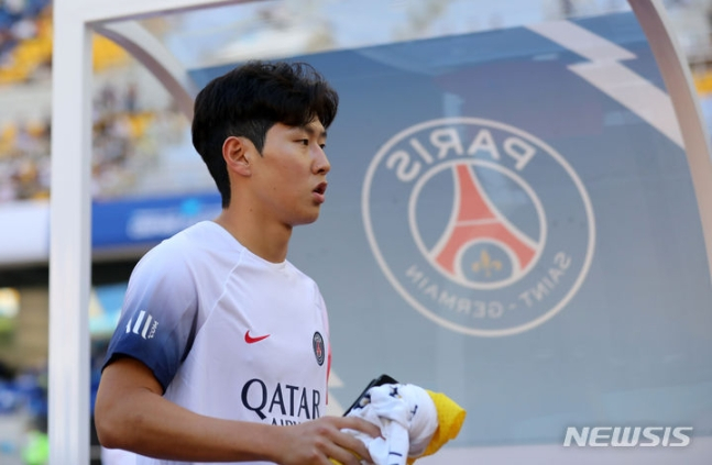 PSG 이강인이 3일 부산아시아드주경기장에서 열린 전북 현대와 쿠팡플레이 시리즈 3차전에서 출전을 기다리고 있다. /사진=뉴시스