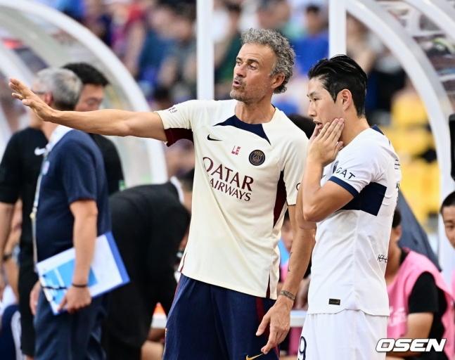 PSG 이강인(오른쪽)이 3일 부산아시아드주경기장에서 열린 전북 현대와 쿠팡플레이 시리즈 3차전에서 후반 출격을 앞두고 루이스 엔리케 감독과 대화를 나누고 있다.