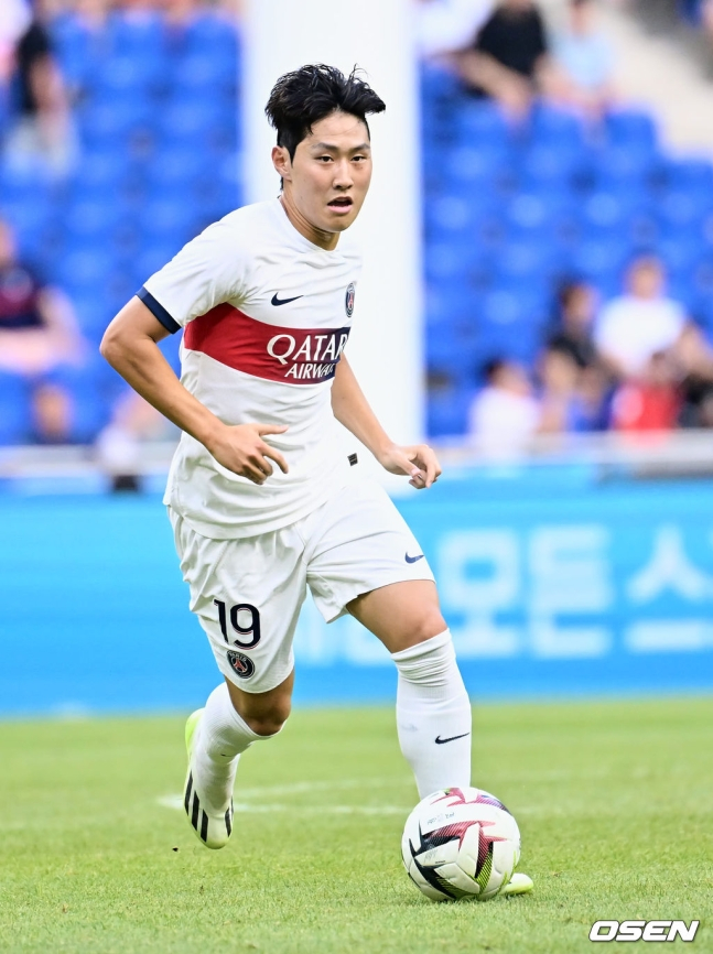 PSG 이강인이 3일 부산아시아드주경기장에서 열린 전북 현대와 쿠팡플레이 시리즈 3차전에서 필드를 누비고 있다.