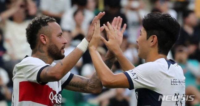 PSG 네이마르(왼쪽)와 이강인이 3일 부산아시아드주경기장에서 열린 전북 현대와 쿠팡플레이 시리즈 3차전에서 득점이 나온 후 기쁨을 나누고 있다. /사진=뉴시스