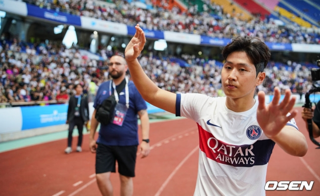 PSG 이강인이 3일 부산아시아드주경기장에서 열린 전북 현대와 쿠팡플레이 시리즈 3차전 종료 후 팬들에게 인사를 전하고 있다.