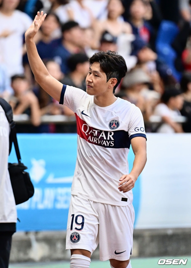 PSG 이강인이 3일 부산아시아드주경기장에서 열린 전북 현대와 쿠팡플레이 시리즈 3차전에서 관중들에게 인사를 전하고 있다.