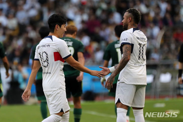 이강인(왼쪽)과 네이마르가 3일 부산아시아드주경기장에서 열린 파리 생제르맹(PSG)과 전북현대의 경기에서 손을 잡고 있다. /사진=뉴시스
