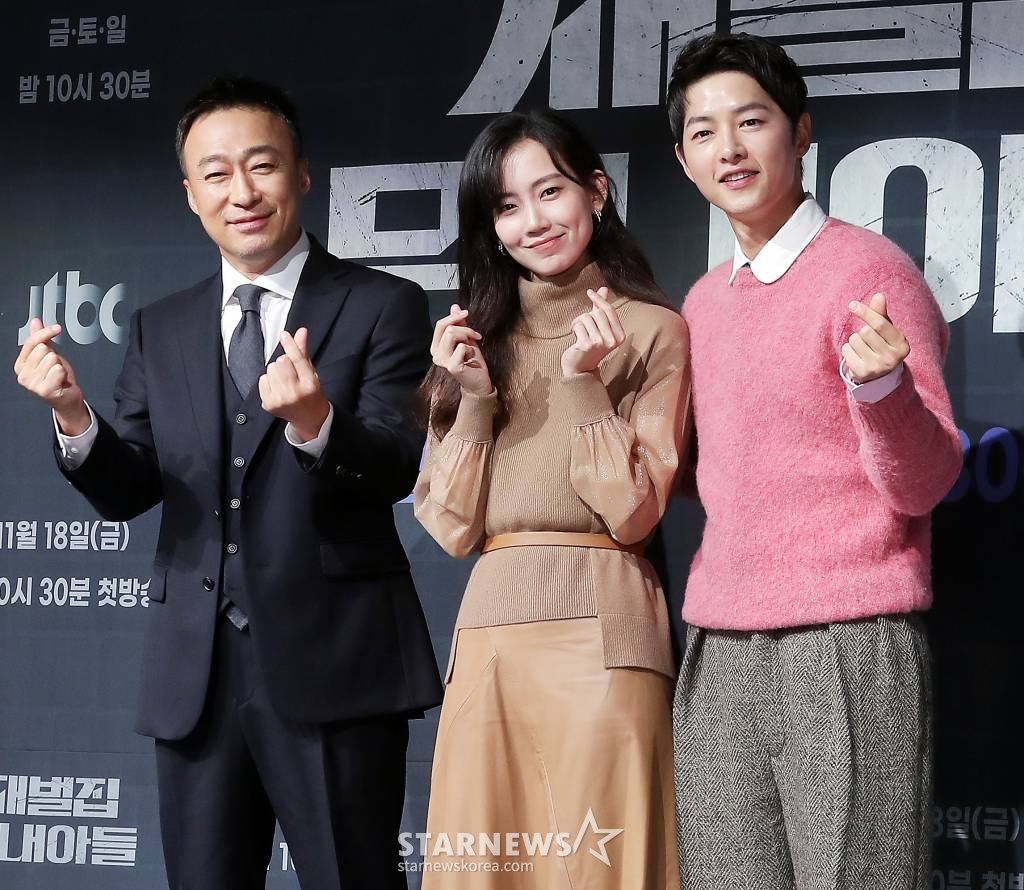 배우 이성민, 신현빈, 송중기가 17일 오후 서울 영등포구 여의도동 페어몬트 앰배서더 서울에서 열린 JTBC 금토일드라마 '재벌집 막내아들' 제작발표회에 참석해 포즈를 취하고 있다. '재벌집 막내아들'은 재벌 총수 일가의 오너리스크를 관리하는 비서 윤현우(송중기 분)가 재벌가의 막내아들 진도준(송중기 분)으로 회귀해 인생 2회차를 사는 판타지 회귀물이다. 오는 18일 첫 방송. / 2022.11.17 /사진=김창현 기자 chmt@