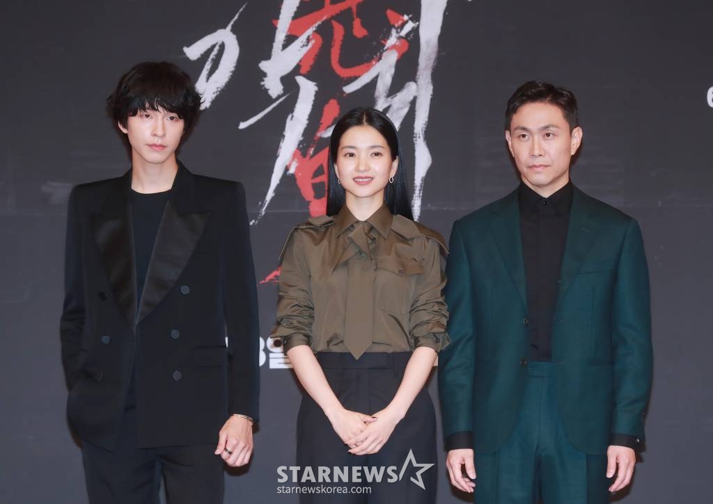 배우 홍경, 김태리, 오정세가 23일 오후 서울 목동 SBS에서 진행된 금토드라마 '악귀' 제작발표회에 참석해 포즈를 취하고 있다. 악귀에 씐 여자와 그 악귀를 볼 수 있는 남자가 의문의 죽음을 파헤치는 한국형 오컬트 미스터리 '악귀'는 오늘(23일) 첫 방송된다. /2023.06.23 /사진=이동훈 기자 photoguy@