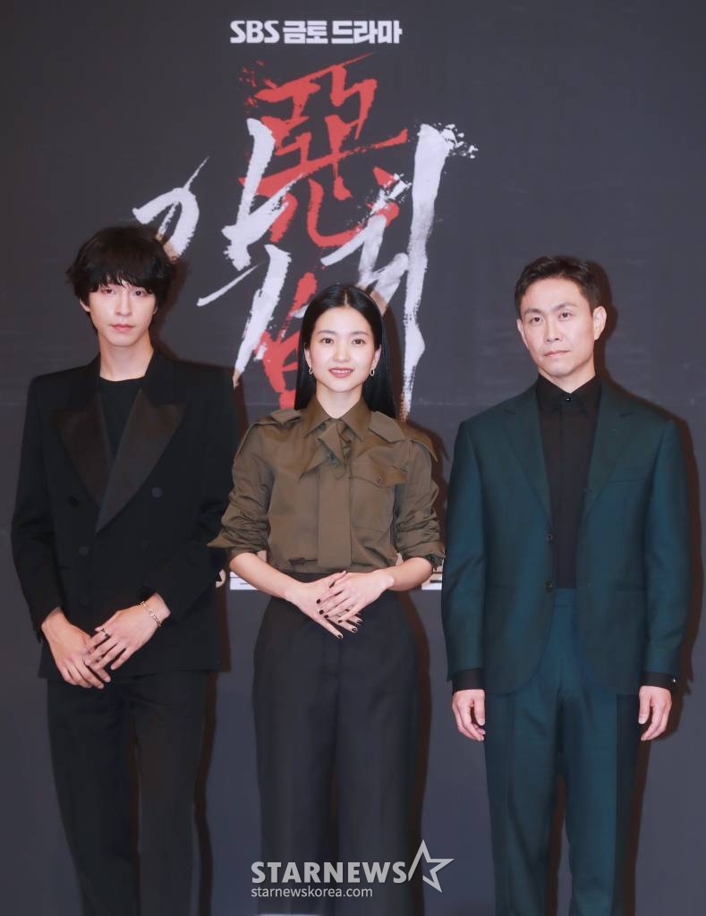 배우 홍경, 김태리, 오정세가 23일 오후 서울 목동 SBS에서 진행된 금토드라마 '악귀' 제작발표회에 참석해 포즈를 취하고 있다. 악귀에 씐 여자와 그 악귀를 볼 수 있는 남자가 의문의 죽음을 파헤치는 한국형 오컬트 미스터리 '악귀'는 오늘(23일) 첫 방송된다. /2023.06.23 /사진=이동훈 기자 photoguy@