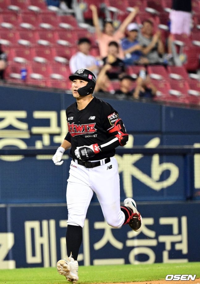 황재균이 7회 홈런을 친 뒤 그라운드를 돌고 있다.