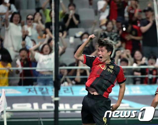 4일 서울월드컵경기장에서 열린 포항스틸러스와 FC서울의 경기. 선제골을 넣고 기뻐하는 FC서울 공격수 김신진. /사진=뉴스1 제공