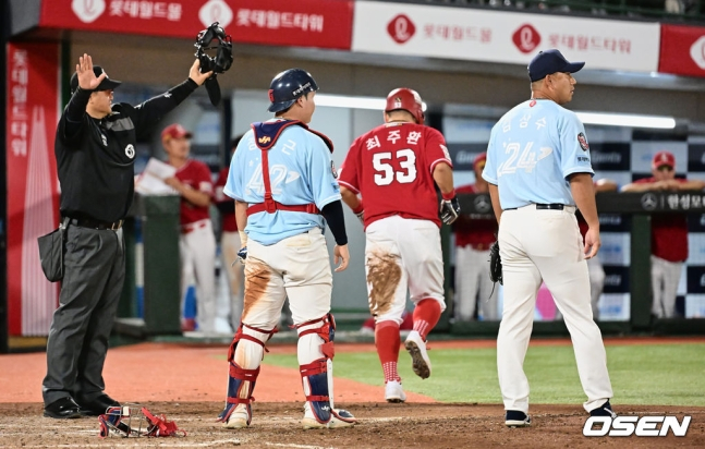 롯데 김상수(맨 오른쪽)이 5일 사직 SSG전에서 5회 초 1사 만루 김강민의 3루 땅볼 때 한동희가 3루 베이스를 밟아 2루 주자 최정을 포스아웃 시켰으나 3루 주자 최주환을 홈에서 태그하지 않아 실점하고 아쉬워하고 있다.