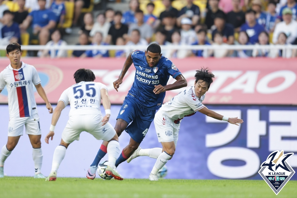웨릭 포포와 정동호. /사진=한국프로축구연맹