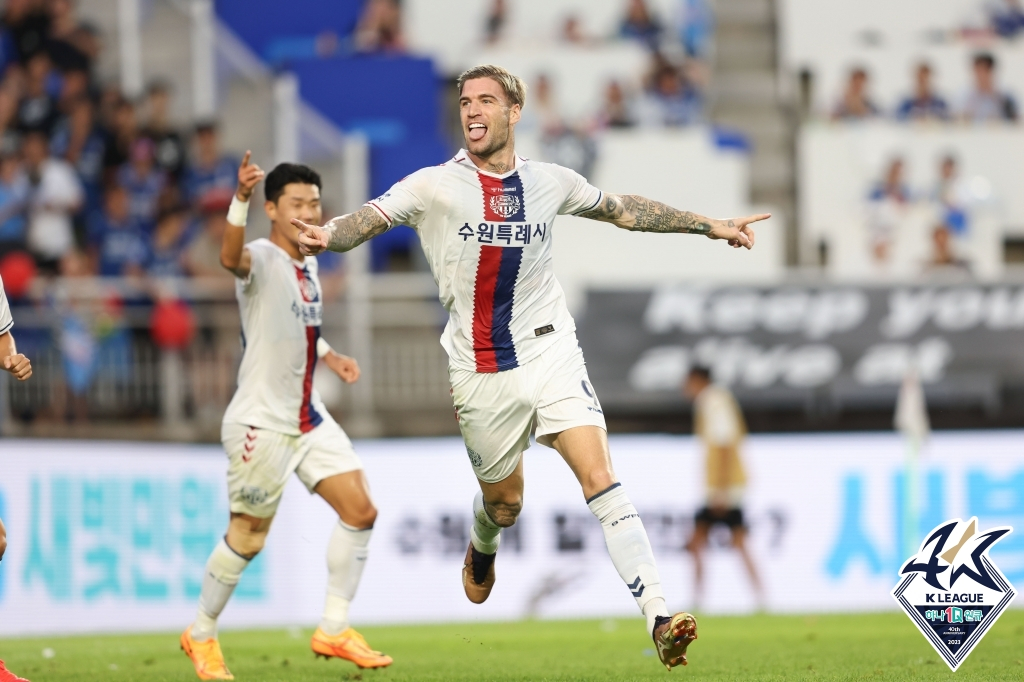 라스(가운데). /사진=한국프로축구연맹