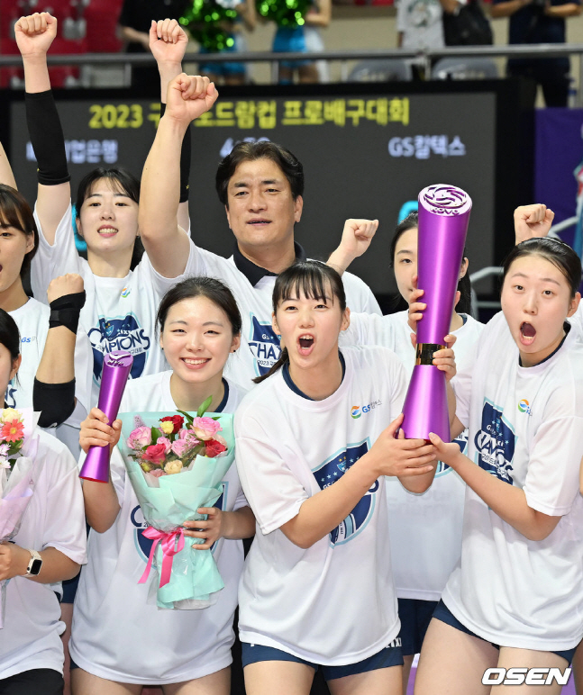 우승 후 기념촬영을 하는 차상현 감독(위 가운데)과 선수들. /사진=OSEN