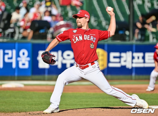 6일 SSG 선발 커크 맥카티의 투구 모습.