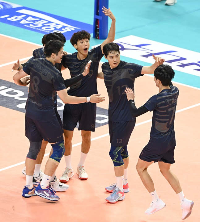 대한항공 선수들이 6일 우리카드와 컵대회 경기에서 득점 후 함께 기뻐하고 있다. /사진=KOVO
