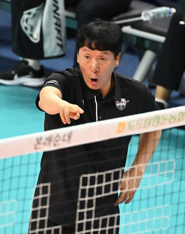 신영철 우리카드 감독이 6일 대한항공과 컵대회 경기 도중 선수들에게 지시를 하고 있다. /사진=KOVO