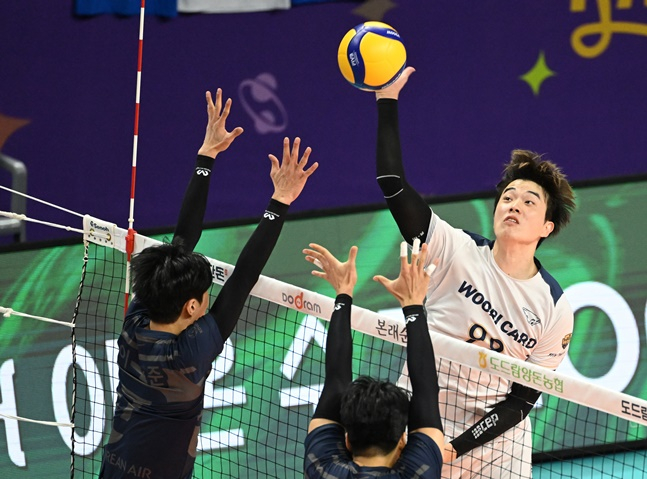 우리카드 김지한(오른쪽)이 대한항공 수비벽을 앞에 두고 스파이크를 때리고 있다. /사진=KOVO