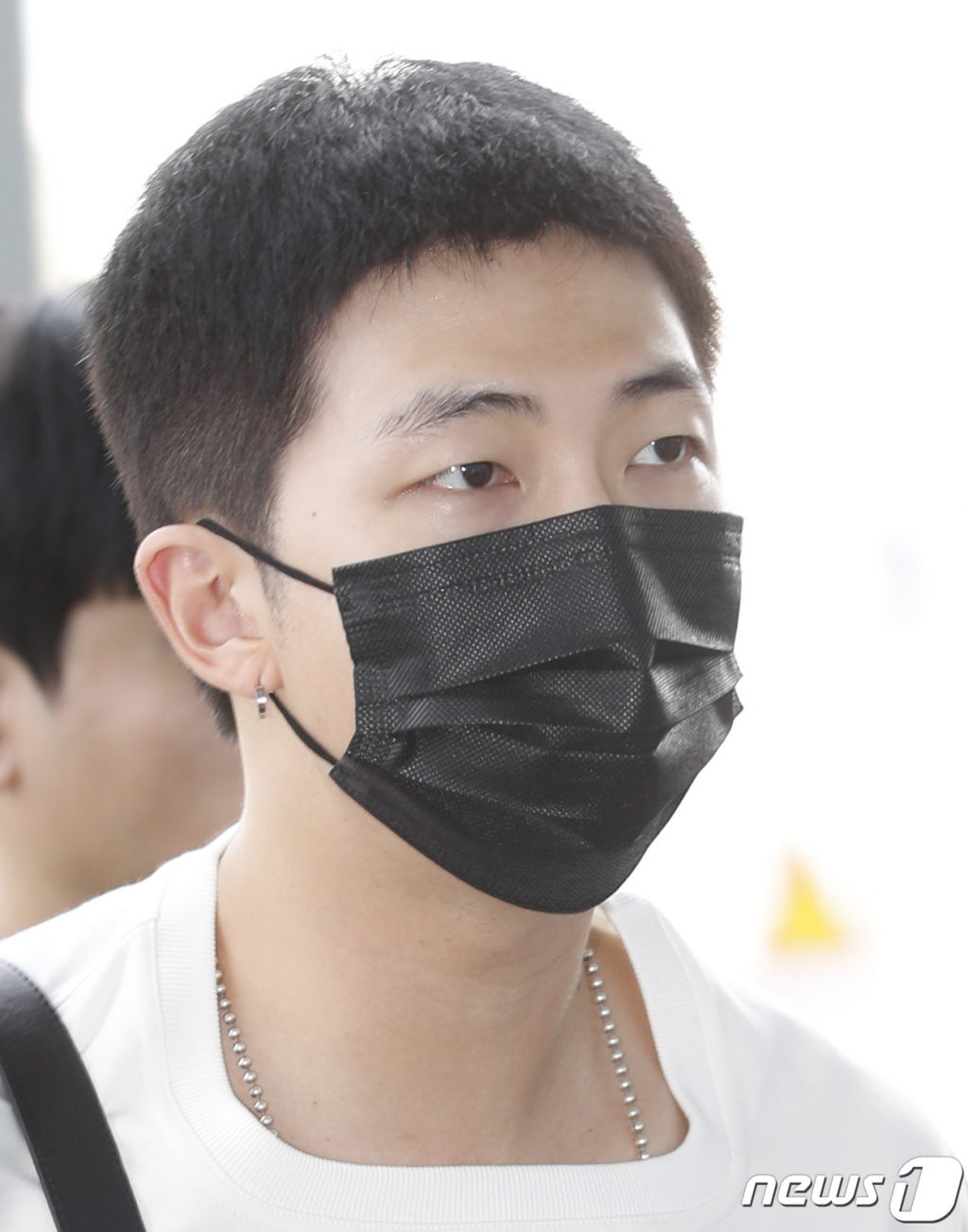 (인천공항=뉴스1) 권현진 기자 = 방탄소년단(BTS) RM이 해외 일정을 위해 31일 인천국제공항에 도착해 일본으로 출국하고 있다. 2023.7.31/뉴스1 Copyright (C) 뉴스1. All rights reserved. 무단 전재 및 재배포 금지.