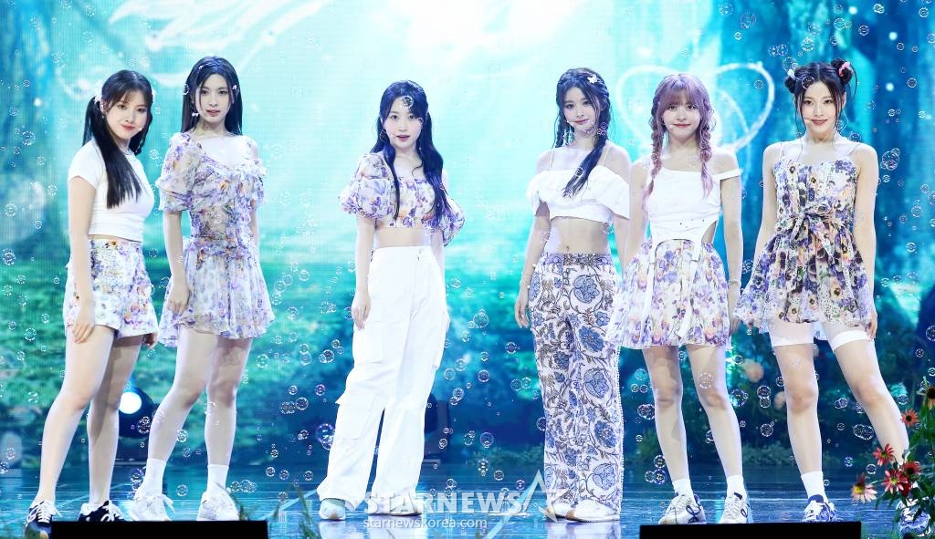 걸그룹 엔믹스(NMIXX)가 11일 오후 서울 용산구 한남동 블루스퀘어에서 진행된 세 번째 싱글 'A Midsummer NMIXX's Dream'(어 미드서머 엔믹스 드림) 발매 기념 쇼케이스에 참석해 멋진 무대를 선보이고 있다. 이번 엔믹스의 타이틀곡 'Party O'Clock'은 JYP엔터테인먼트 대표 프로듀서 박진영이 처음으로 NMIXX의 곡작업에 참여해 케미스트리를 뽐낸 작품. 특히 박진영은 NMIXX와의 첫 컬래버레이션을 위해 녹음실을 직접 방문해 '그루브 킹'의 디테일이 돋보이는 세심한 피드백으로 곡의 완성도를 높였고 포인트 안무도 직접 만들어주며 남다른 애정을 드러냈다. 2023.07.11 /사진=김창현 기자 chmt@