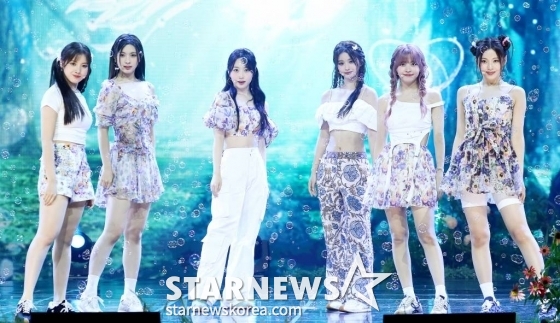 걸그룹 엔믹스(NMIXX)가 11일 오후 서울 용산구 한남동 블루스퀘어에서 진행된 세 번째 싱글 'A Midsummer NMIXX's Dream'(어 미드서머 엔믹스 드림) 발매 기념 쇼케이스에 참석해 멋진 무대를 선보이고 있다. 이번 엔믹스의 타이틀곡 'Party O'Clock'은 JYP엔터테인먼트 대표 프로듀서 박진영이 처음으로 NMIXX의 곡작업에 참여해 케미스트리를 뽐낸 작품. 특히 박진영은 NMIXX와의 첫 컬래버레이션을 위해 녹음실을 직접 방문해 '그루브 킹'의 디테일이 돋보이는 세심한 피드백으로 곡의 완성도를 높였고 포인트 안무도 직접 만들어주며 남다른 애정을 드러냈다. 2023.07.11 /사진=김창현 기자 chmt@