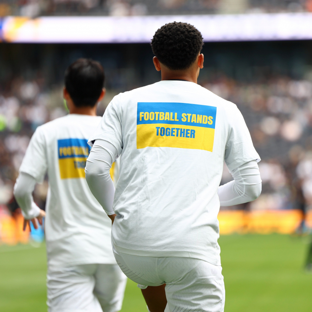 'Football stands together' 티셔츠를 입은 토트넘 선수들. /사진=토트넘 공식 SNS