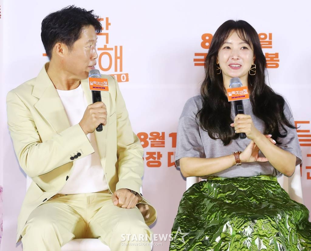 배우 유해진이 14일 오전 서울 광진구 건대입구 롯데시네마에서 진행된 영화 '달짝지근해:7510' 제작보고회에 참석해 인사말을 하고 있다. '달짝지근해:7510'은 과자밖에 모르는 천재적인 제과 연구원 치호(유해진 분)가 직진밖에 모르는 세상 긍정 마인드의 일영(김희선 분)을 만나면서 인생의 맛이 버라이어티하게 바뀌는 이야기다. 내달 15일 개봉. 2023.07.14 /사진=김창현 기자 chmt@