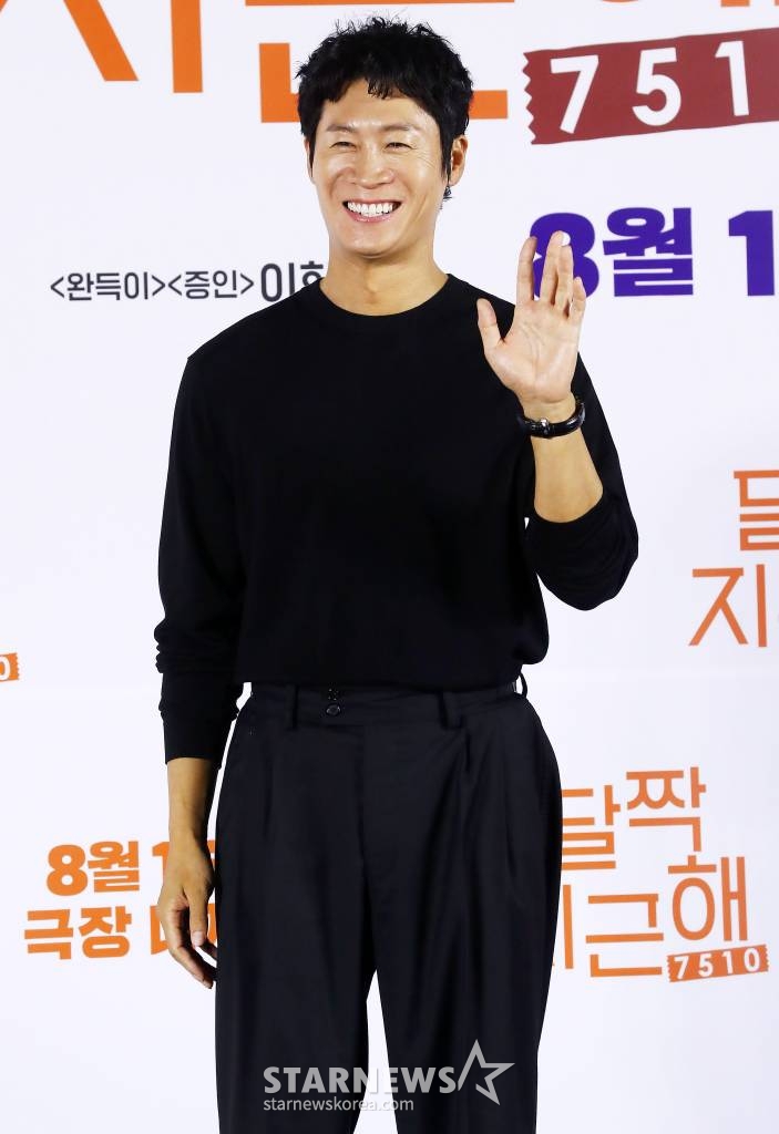 배우 진선규가 14일 오전 서울 광진구 건대입구 롯데시네마에서 진행된 영화 '달짝지근해:7510' 제작보고회에 참석해 포즈를 취하고 있다. '달짝지근해:7510'은 과자밖에 모르는 천재적인 제과 연구원 치호(유해진 분)가 직진 밖에 모르는 세상 긍정 마인드의 일영(김희선 분)을 만나면서 인생의 맛이 버라이어티하게 바뀌는 이야기다. 내달 15일 개봉. 2023.07.14 /사진=김창현 기자 chmt@