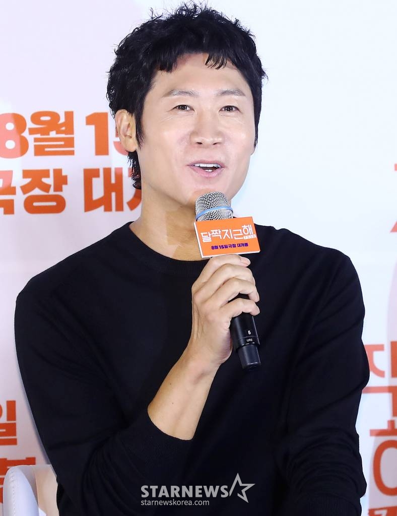 배우 진선규가 14일 오전 서울 광진구 건대입구 롯데시네마에서 진행된 영화 '달짝지근해:7510' 제작보고회에 참석해 인사말을 하고 있다. '달짝지근해:7510'은 과자밖에 모르는 천재적인 제과 연구원 치호(유해진 분)가 직진밖에 모르는 세상 긍정 마인드의 일영(김희선 분)을 만나면서 인생의 맛이 버라이어티하게 바뀌는 이야기다. 내달 15일 개봉. 2023.07.14 /사진=김창현 기자 chmt@